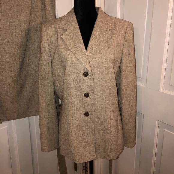 LeSuit Womenβs 2 Piece Suit - Picture 4 of 8